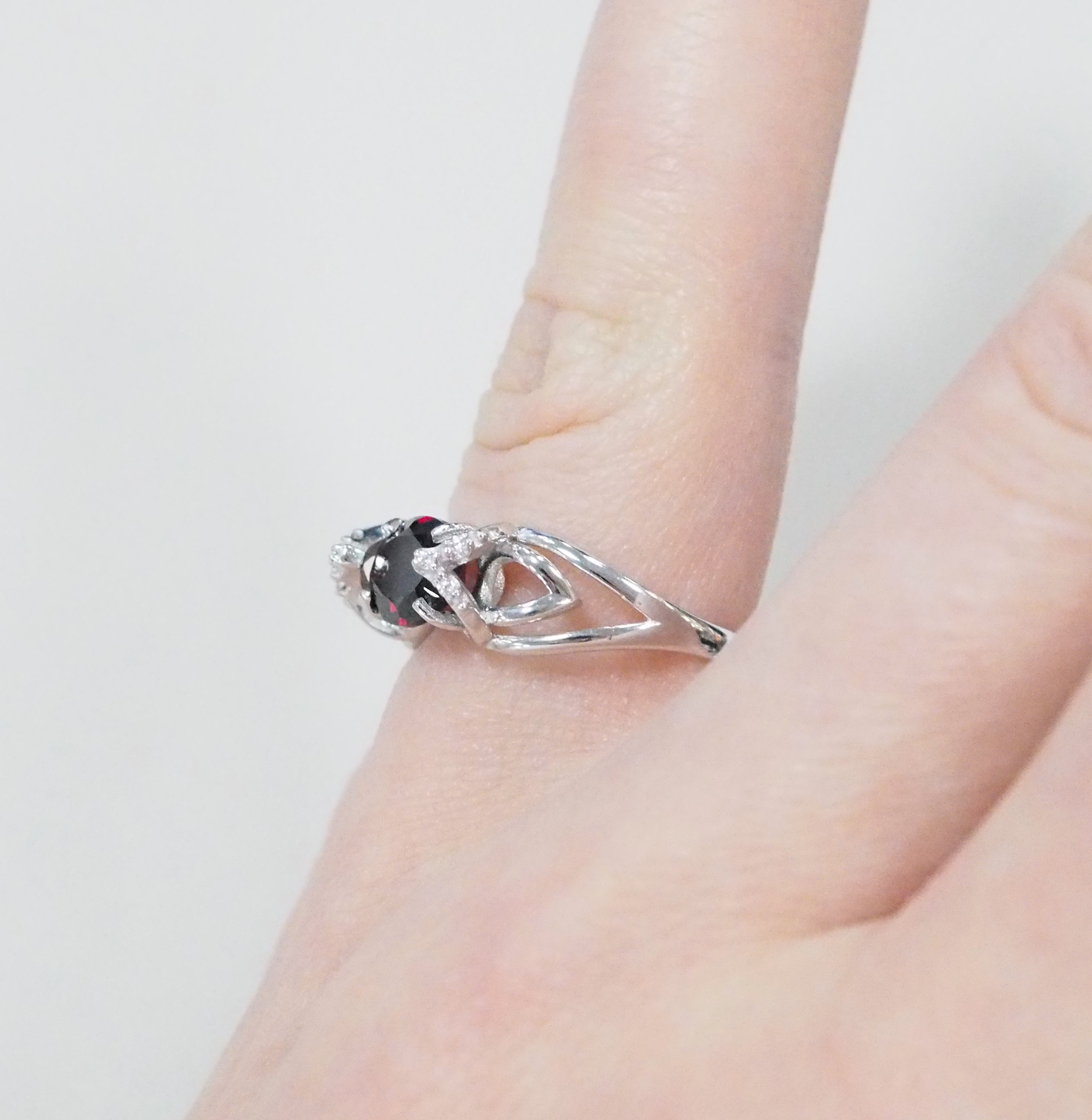 Серебряное кольцо 925 пробы; вставки 1 Гранат,6 Фианит бесцв.;
